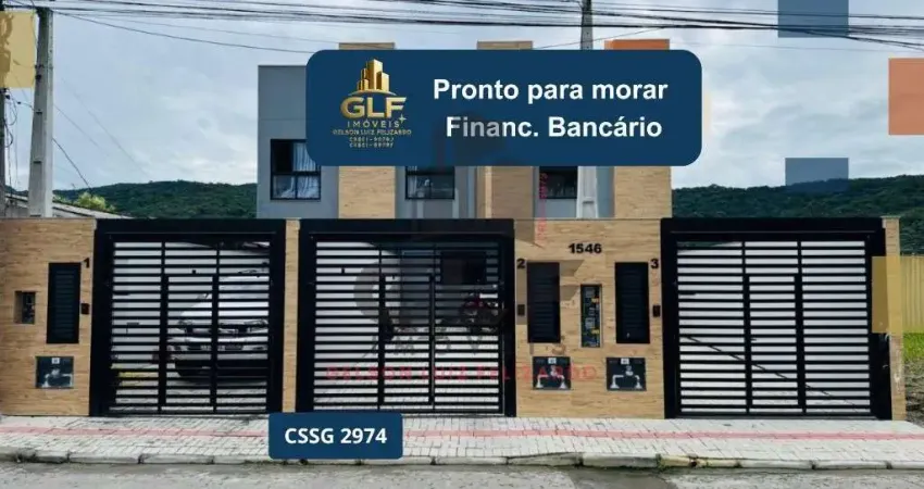 Casa sobrado geminado pronto à venda na cidade de itapema/sc no bairro morretes, com 2 suítes e 2 vagas de garagem. bem localizado