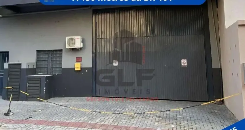 Galpão para Locação em Itapema/SC  bairro Morretes, com 209m², 1 vestiário, 1 escritório e 1 banheiro. Ótima localização! Investimento. 150m da BR-101