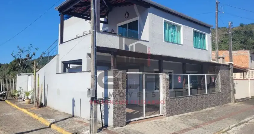 2 Casas no Sobrado a venda em Camboriú, no bairro São Francisco de Assis, sendo 2 casas, 1 em cada andar. Terreno conta com 160 m². A 3 km