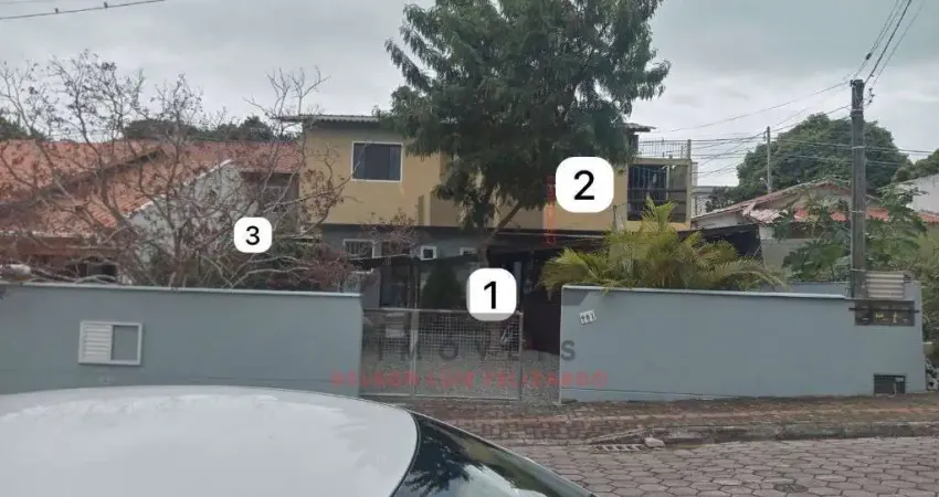 Casa Sobrado a venda na cidade de Bombinhas/SC no bairro Bombas, 1 casa e 2 kitnets com 5 quartos e 5 Vagas de Garagem. 193m²