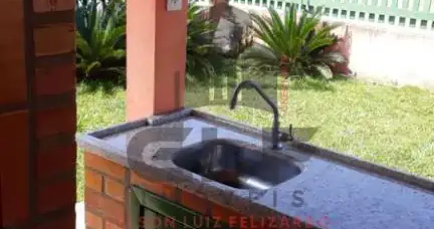 Casa Bangalô a venda na cidade de Bombinhas/SC no bairro Canto Grande, com 3 quartos/ 1 suíte e 2 Vagas de Garagem. Bem Localizado