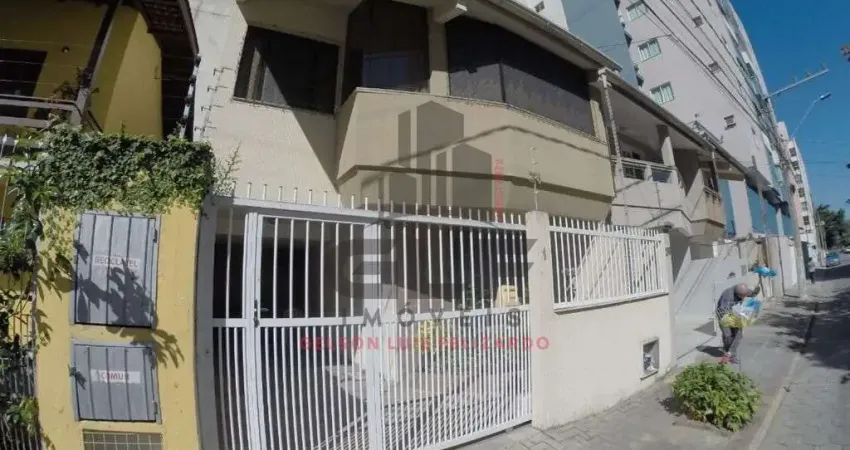 Casa Mobiliada em Itapema/SC, no bairro Meia Praia. Com 3 Dormitórios e 100m². Bem localizada a 300m do mar