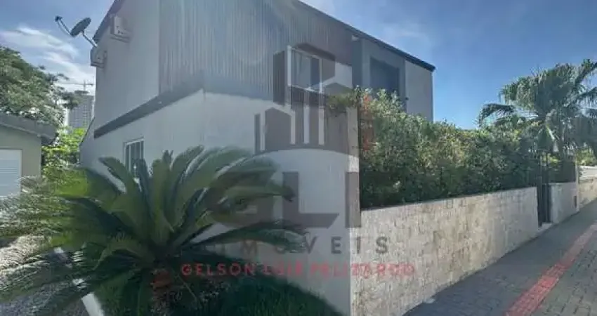Casa Mobiliada com Piscina a venda em Itapema/SC. Casa com 3 Dormitórios, sendo 1 Suíte e 2 Vagas de Garagem. Bem Localizada
