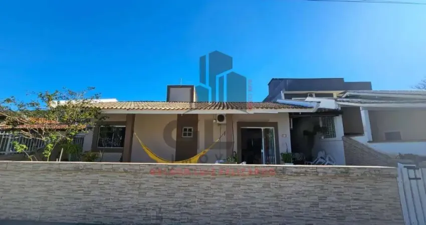 Casa Mobiliada na cidade de Itapema/SC, Bairro Várzea em Condomínio Fechado, Com 3 Quartos, sendo 1 suíte e 2 vagas de garagem. Boa Localização.