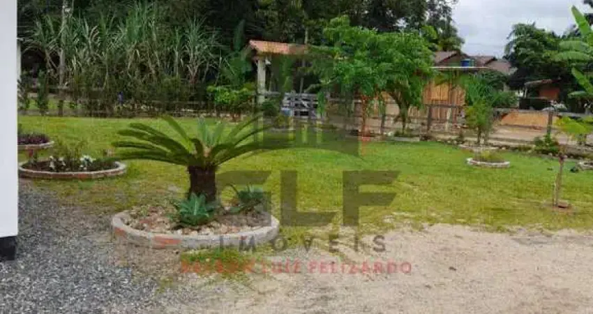 Chácara a venda na cidade de Canelinha/SC no bairro Moura, com 3.200 m². Chácara completa com lavoura, árvores frutíferas, criação de aves e muito mai
