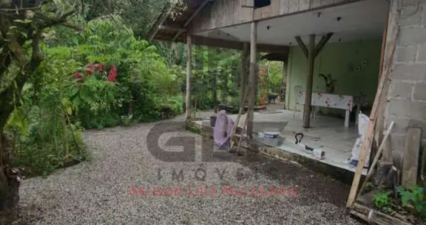 Chácara a venda na cidade de Canelinha/SC no bairro Moura, com 800 m², Casa com 4 Suítes e 2 Vagas. Lazer com Sauna e Quadra de Basquete.