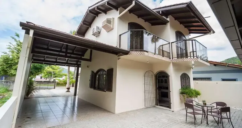 Casa em Bombinhas/SC, bairro Morrinhos. Com 3 Quartos e 4 vagas de garagem. Apenas 300 metros do Mar.
