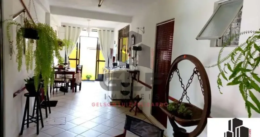 Casa com localização privilegiada no bairro Casa Branca na cidade de Itapema/SC, com 3 Dormitórios + 1 Kitner aos fundos. Terreno com 300 m² total