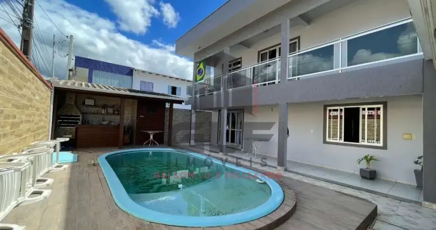 CASA ALTO PADRÃO NA CIDADE DE ITAPEMA/SC, NO BAIRRO ALTO SÃO BENTO, CONTA COM 3 QUARTOS E 5 VAGAS DE GARAGEM, 210 M² PRIVATIVOS, BEM LOCALIZADA