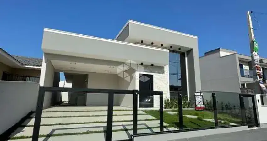 CASA SENDO 3 DORMITÓRIOS/ QUARTOS COM 1 SUÍTE EM PALHOÇA - SC NO VALOR DE R$ 780.000,00.
