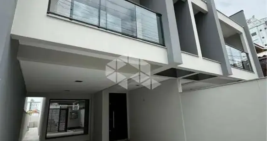 CASA SOBRADO SENDO 3 DORMITÓRIOS/ QUARTOS SENDO 1 SUÍTE NO BAIRRO BARREIROS -  FLORIANÓPOLIS COM 179 M² A VENDA POR R$ 990.000,00