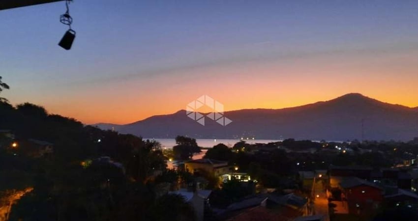 COBERTURA SENDO MAIS 4 APARTAMENTOS E 1 LOFT À VENDA NO BAIRRO BARRA DA LAGOA - FLORIANÓPOLIS