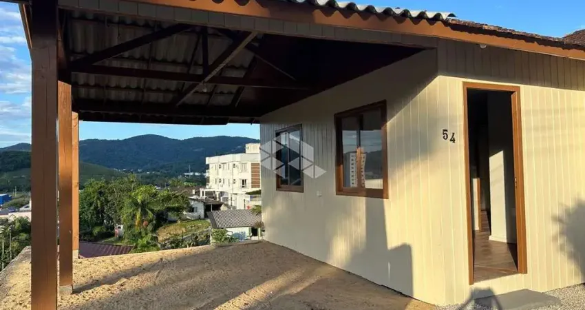 CASA A VENDA COM TERRENO DE 360 M² EM SANTO AMARO DA IMPERATRIZ