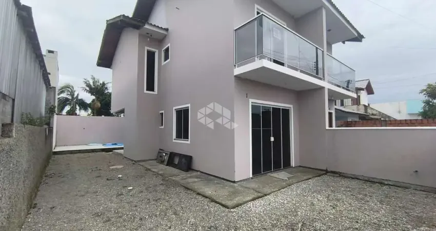 Casa sobrado com 3 dormitórios/quartos sendo duas suítes em palhoça sc, bairro barra do aririú à venda por r$ 392.000,00.