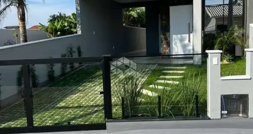 CASA COM 2 DORMITÓRIOS/QUARTOS 1 SENDO SUÍTE EM PALHOÇA-SC, BAIRRO ARIRIU Á VENDA POR R$595,000.00