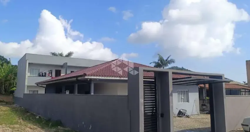 Casa com 3 dormitórios, sendo 1 suíte, 2 vagas cobertas, 6 apartamentos alugados e 474m² para vender por r$ 2.332.000,00.