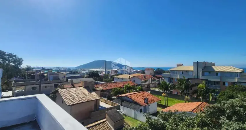 CASA TRIPLEX COM 3 DORMITÓRIOS/QUARTOS SENDO 1 SUÍTE EM FLORIANÓPOLIS SC, BAIRRO SANTINHO À VENDA POR R$ 750.000,00.