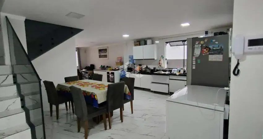 Casa sobrado com 3 dormitórios sendo1 suíte em palhoça sc, bairro bela vista à venda por r$ 840.000,00.