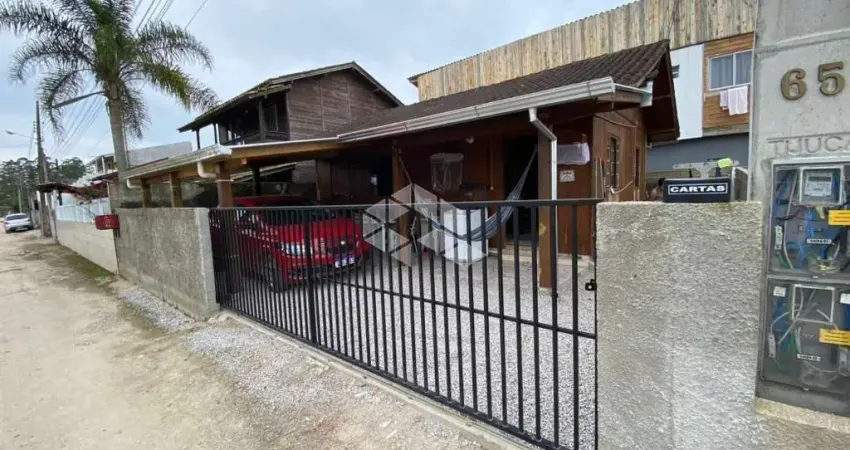 Casa de madeira com 2 dormitórios em terreno de 250m² em biguaçu - sc à venda por r$ 371.000,00.