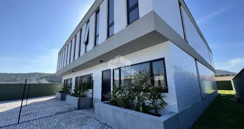 Casa sobrado com 3 dormitórios sendo 1 suíte e 2 demi - suítes no bairro ingleses norte em florianópolis - sc, à venda por r$ 1.900.000,00.