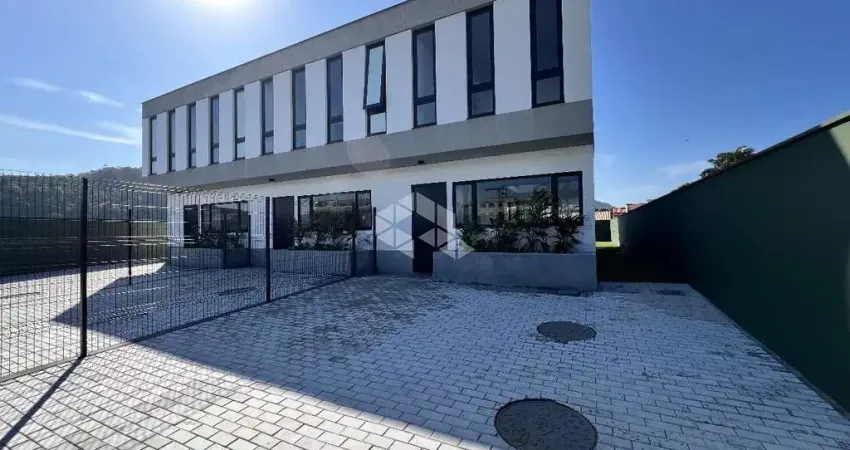 Casa sobrado com 3 dormitórios sendo 1 suíte e 2 demi - suítes no bairro ingleses norte em florianópolis - sc, à venda por r$ 1.700.000,00.