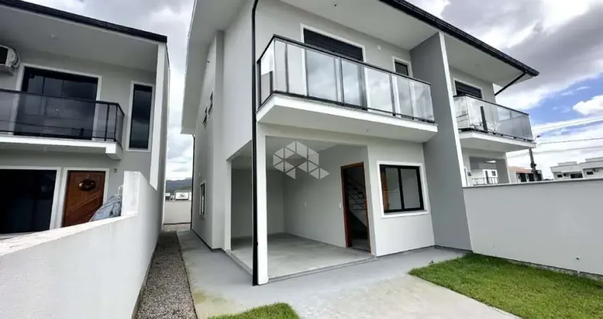 Casa sobrado com 2 dormitórios sendo 1 suíte, em forquilhas - sc à venda