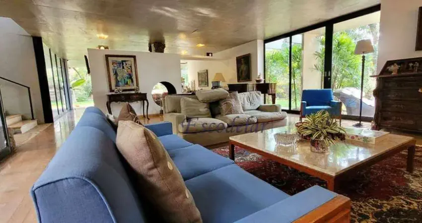 Casa para comprar com 5 quartos(3 suítes), 4 salas, elevador, varanda, muito verde - Cidade Jardim, São Paulo SP
