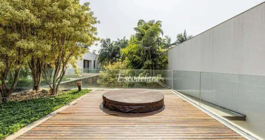 Casa com projeto de Arthur Casas e paisagismo de Gil Fialho em Jardim Europa - São Paulo - SP