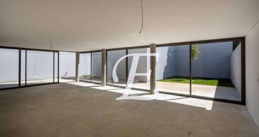 Casa de Alto Padrão com 424m² área Construída, 4 quartos, 4 suítes e 4vagas de garagem em Condomínio no Jardim Europa.