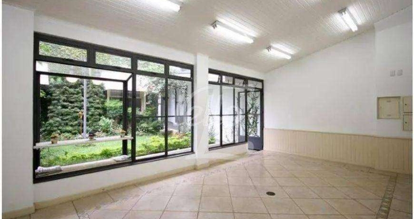 Casa comercial, 300m², 8 salas, 5 banheiros e 4 vagas de garagem.