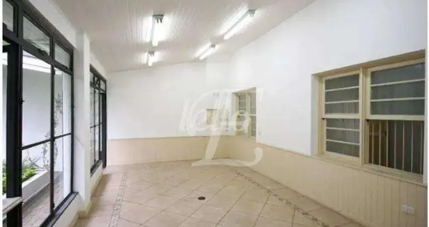Casa comercial, 300m², 8 salas, 5 banheiros e 4 vagas de garagem.