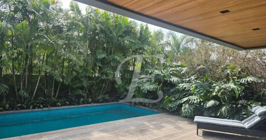 Impecável, moderna e aconchegante. Totalmente reformada, com 4 suítes à venda, 582 m² por R$ 11.000.000 - Alphaville - Barueri/SP