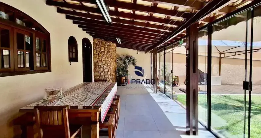 Sob sobrado: contendo  sala , cozinha, lavanderia,1 suíte master com varanda, 1 sala íntima, varanda com churrasqueira, piscina.