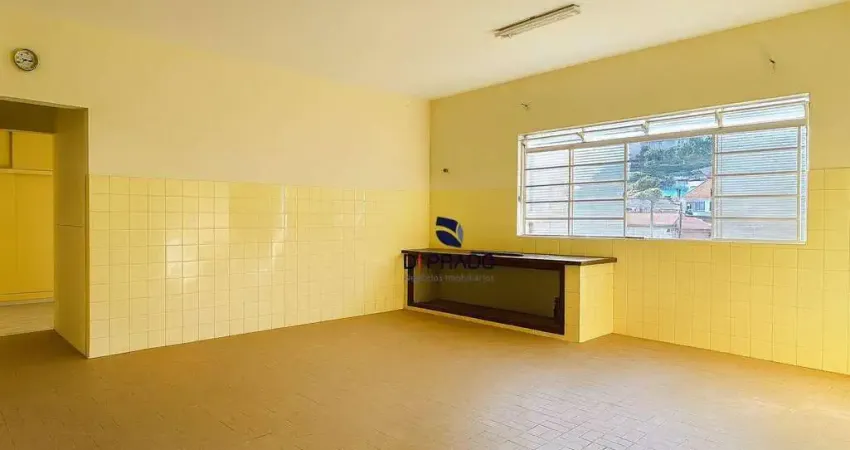 Casa antiga para locação  ambientes amplos e localização privilegiada. ( atenção: este não aceita pets.)  pacote r$ 2.300,00 com iptu.