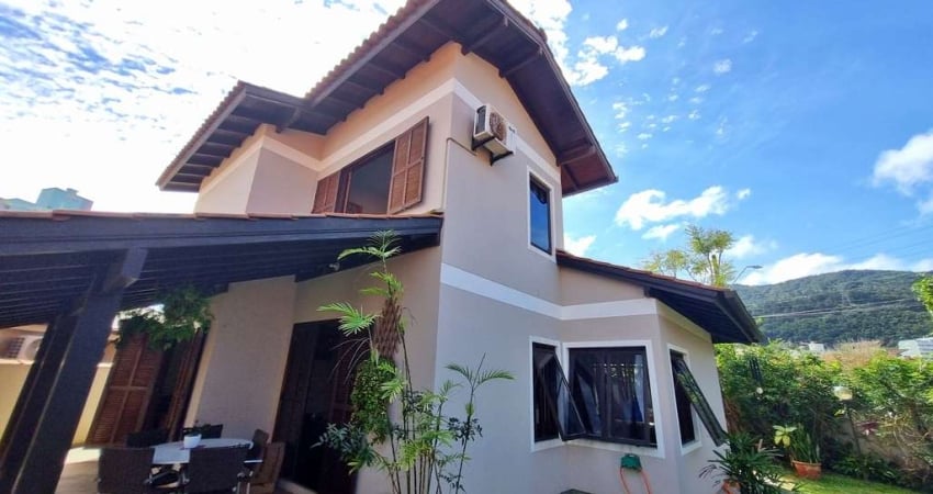 Casa à venda no bairro Itacorubi - Florianópolis/SC