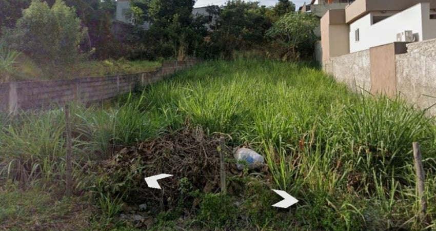 Excelente lote, plano, medindo 360 M2, sendo 12 de frente por 30 de comprimento .
