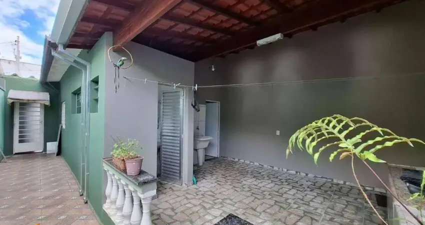 Casa no Mogilar para Venda ou Locação, são 3 dormitórios, Garagem coberta para 2 veículos, lavanderia.