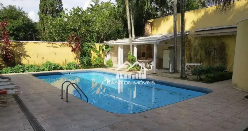 Vende ou aluga casa térrea com 4 suítes, piscina e churrasqueira.