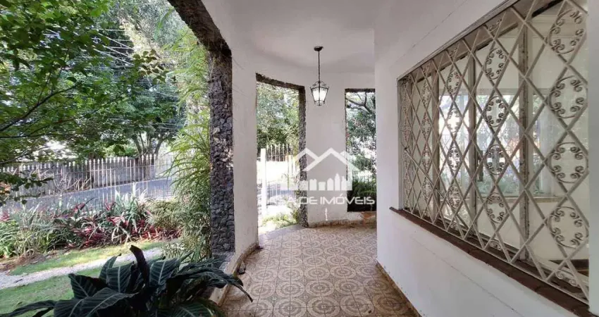 Vende casa com 252m², 4 dormitórios, 1 suíte, área externa grande, 8 vagas , no Campo Belo.