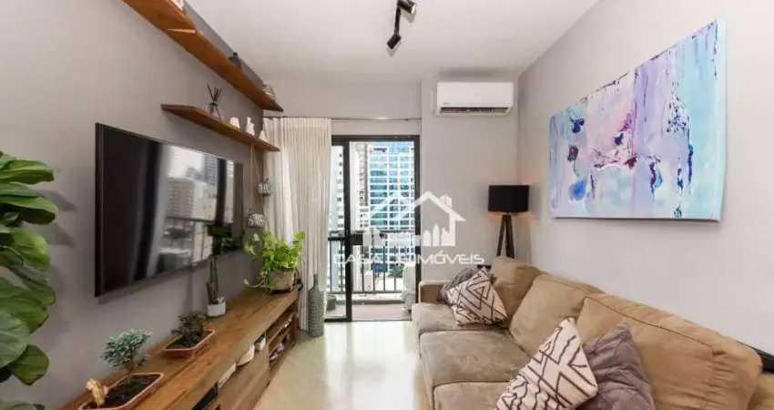 Vende apartamento com 46m², 1 dormitório, com 1 vaga, reformado, em Moema