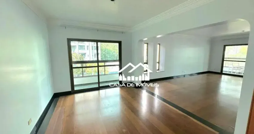 Vende apartamento com mais de 240m², 3 suítes e 4 vagas, no Morumbi.