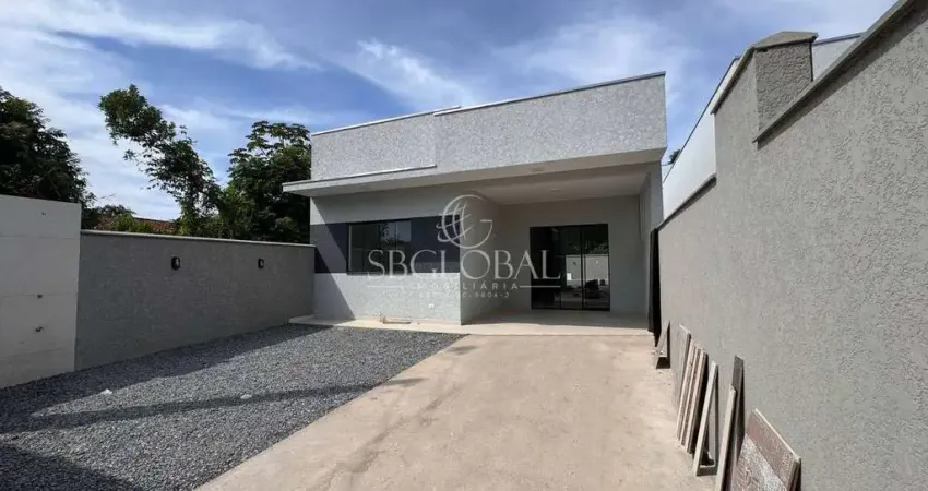 Casa nova de alto padrão com piscina e 03 dormitórios sendo 01 suíte