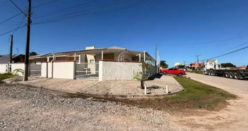 Casa de esquina com 3 quartos (1 suíte) – próxima ao centro comercial em itapoá-sc