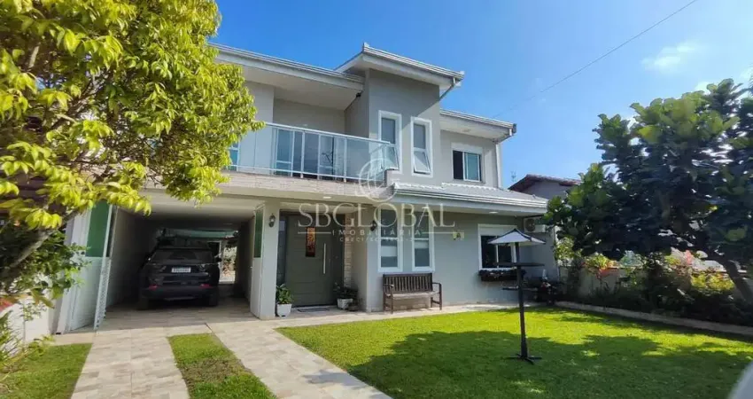 Conforto e sofisticação: sobrado com piscina na barra do saí em itapoá/sc