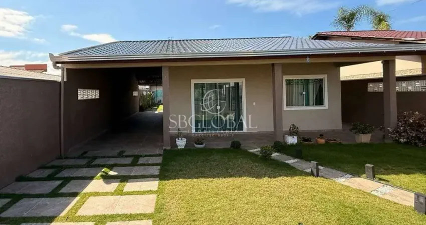 Casa com piscina á 270 metros da praia no balneário rainha do mar em itapoá-sc