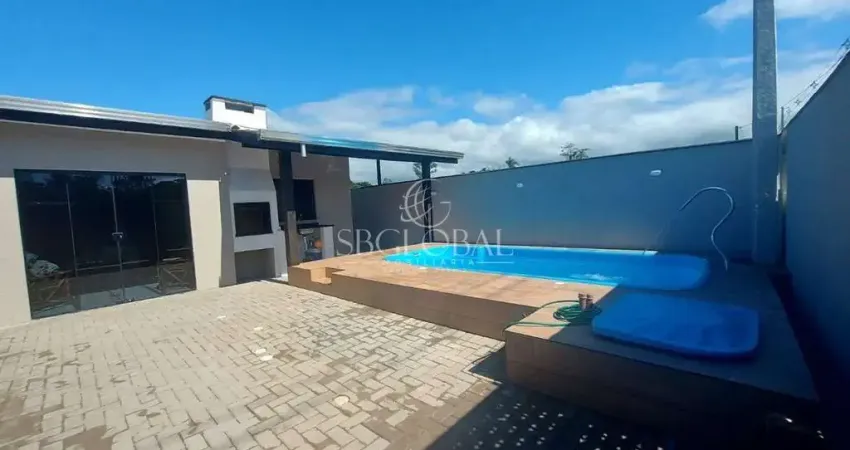 Casa com piscina no Balneário Rainha do Mar em Itapoá-SC