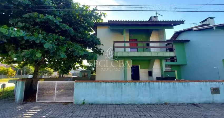 Apartamento a 150m da praia no balneário cambijú, com 02 quartos e terreno espaçoso em itapoá/sc