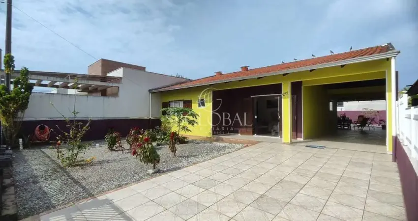 Casa confortável com ambientes integrados na barra do saí em itapoá/sc!
