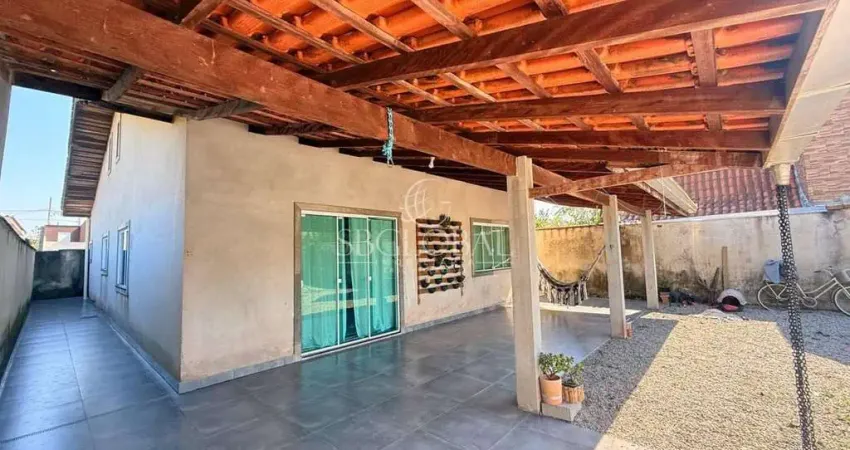 Casa com amplo espaço de terreno localizada no balneário saí mirim em itapoá/sc!