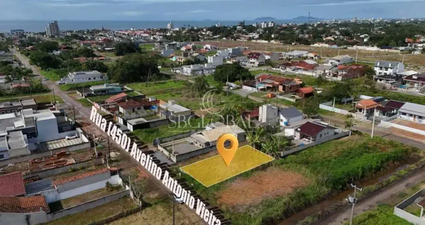 Terreno no balneário volta ao mundo com 375m² (15x25) a 900 metros da praia em itapoá-sc